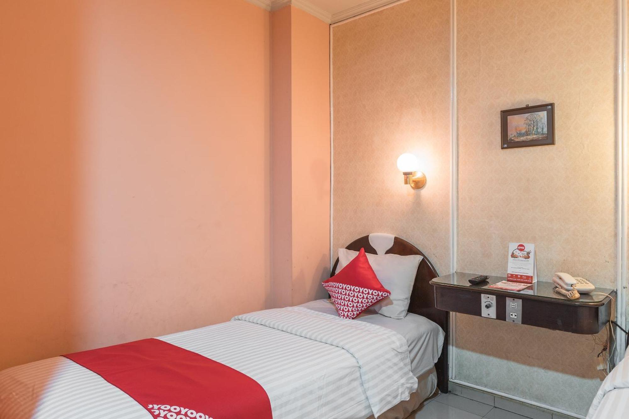 Oyo 671 Hotel Capitol จาการ์ตา ภายนอก รูปภาพ