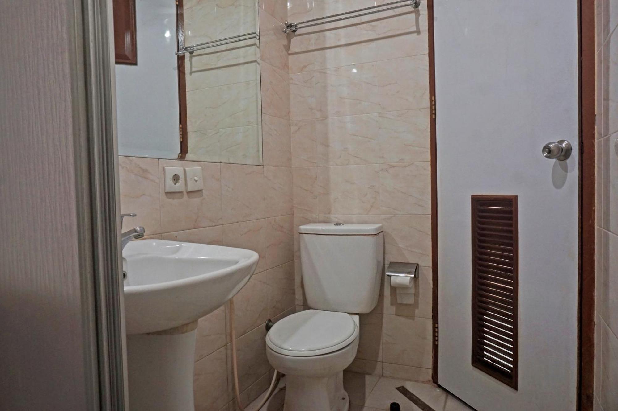 Oyo 671 Hotel Capitol จาการ์ตา ภายนอก รูปภาพ