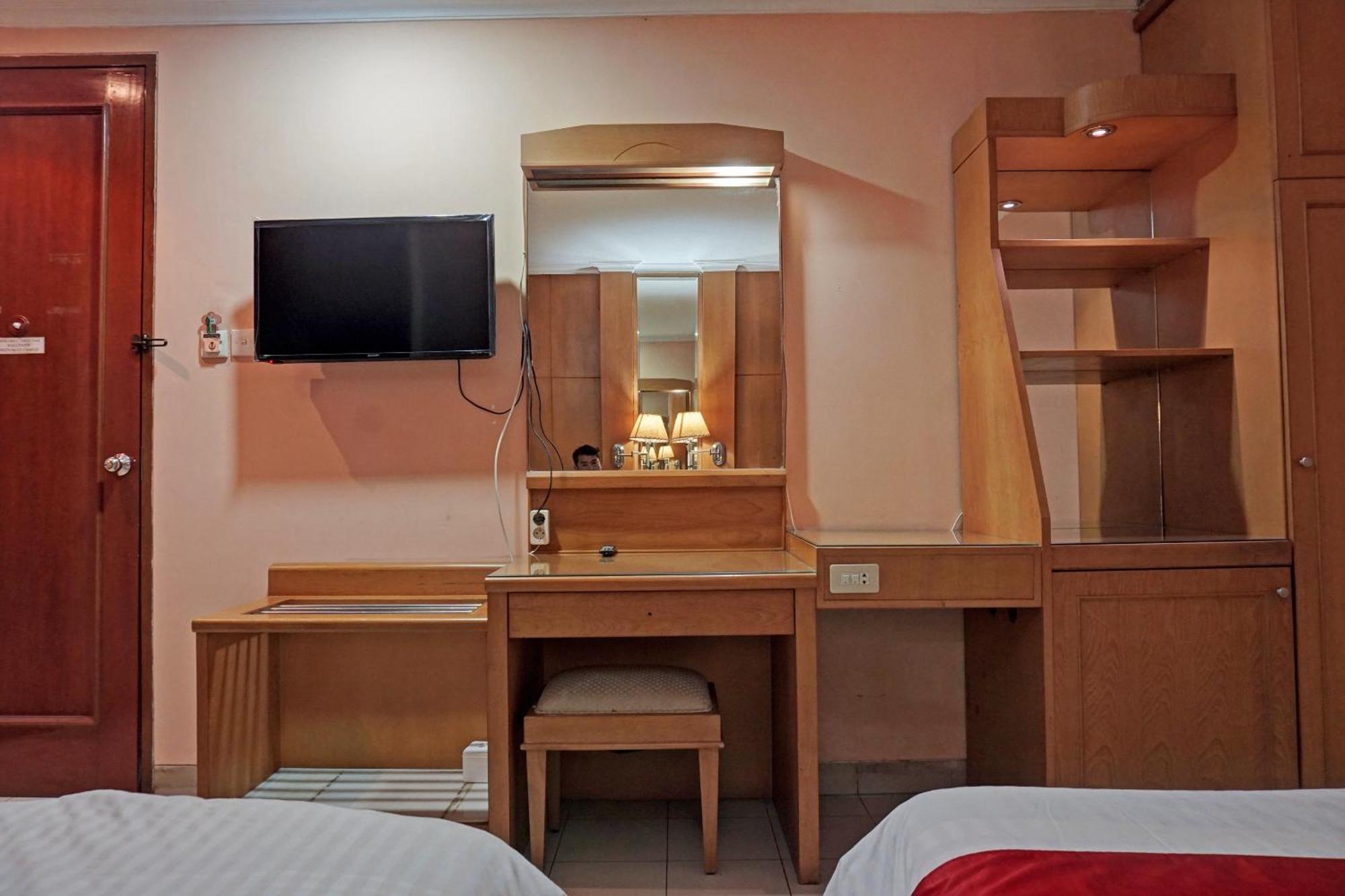 Oyo 671 Hotel Capitol จาการ์ตา ภายนอก รูปภาพ