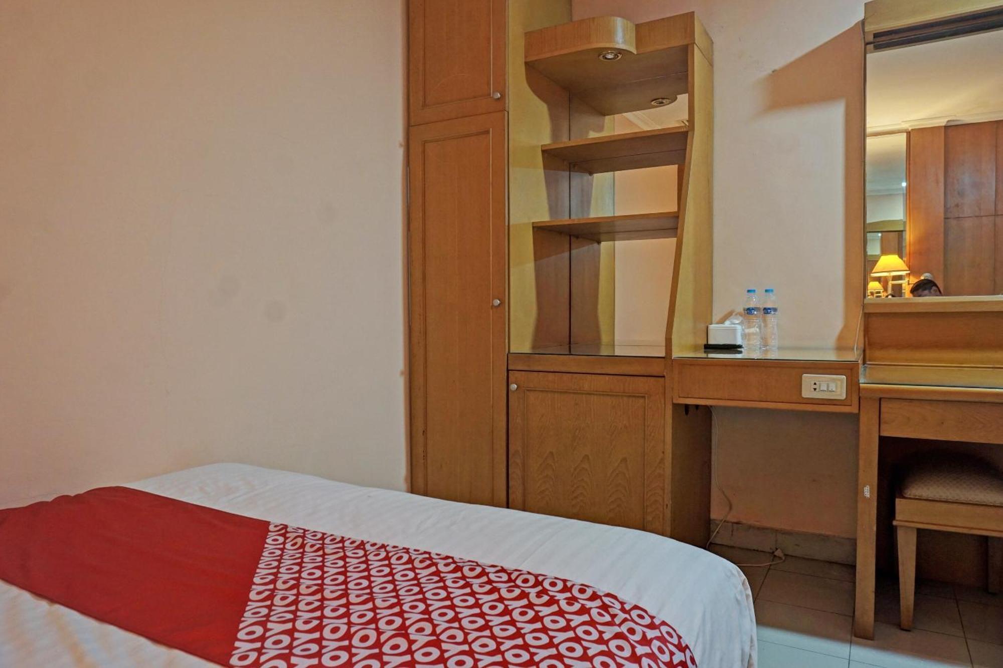 Oyo 671 Hotel Capitol จาการ์ตา ภายนอก รูปภาพ