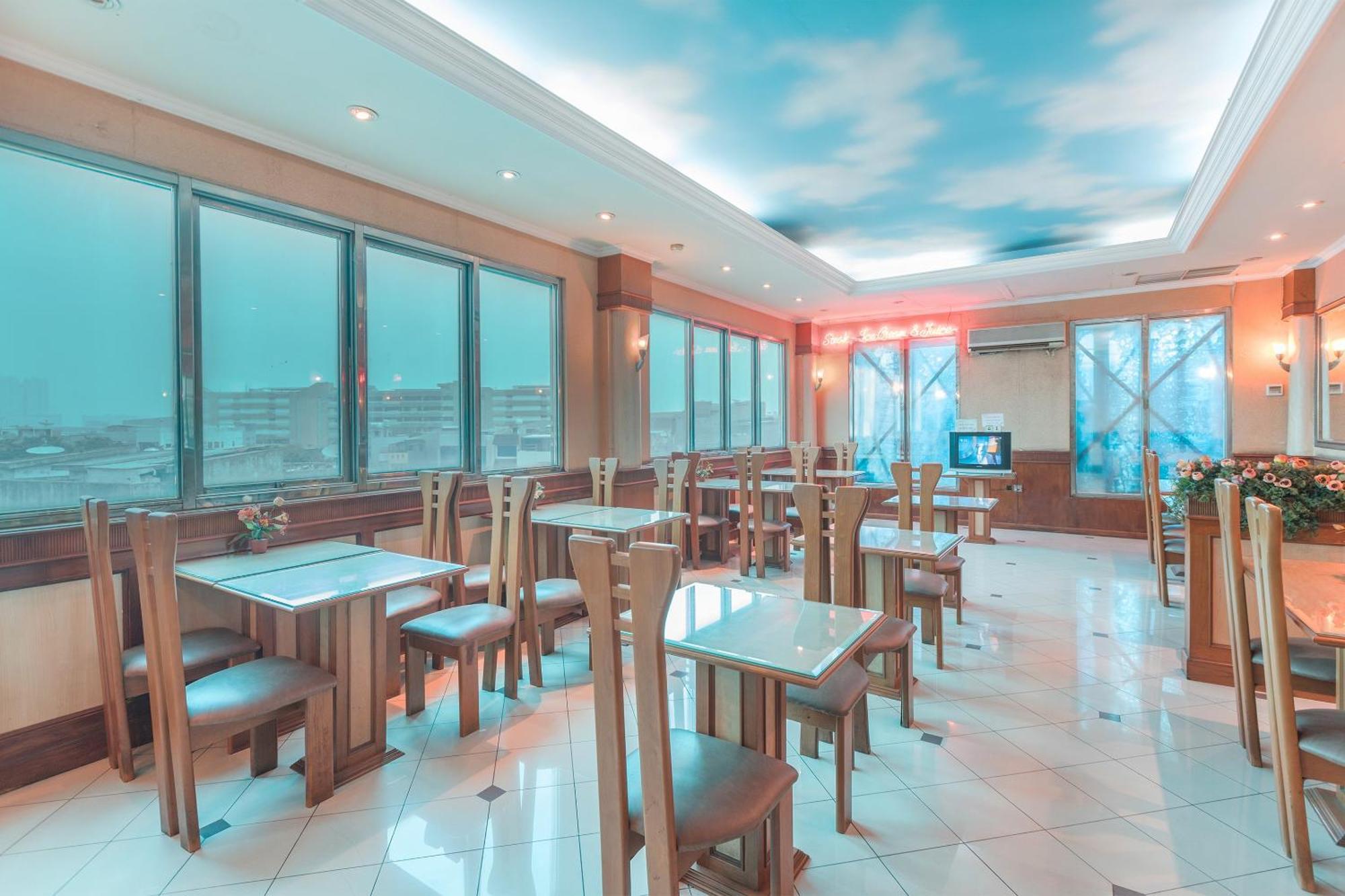 Oyo 671 Hotel Capitol จาการ์ตา ภายนอก รูปภาพ