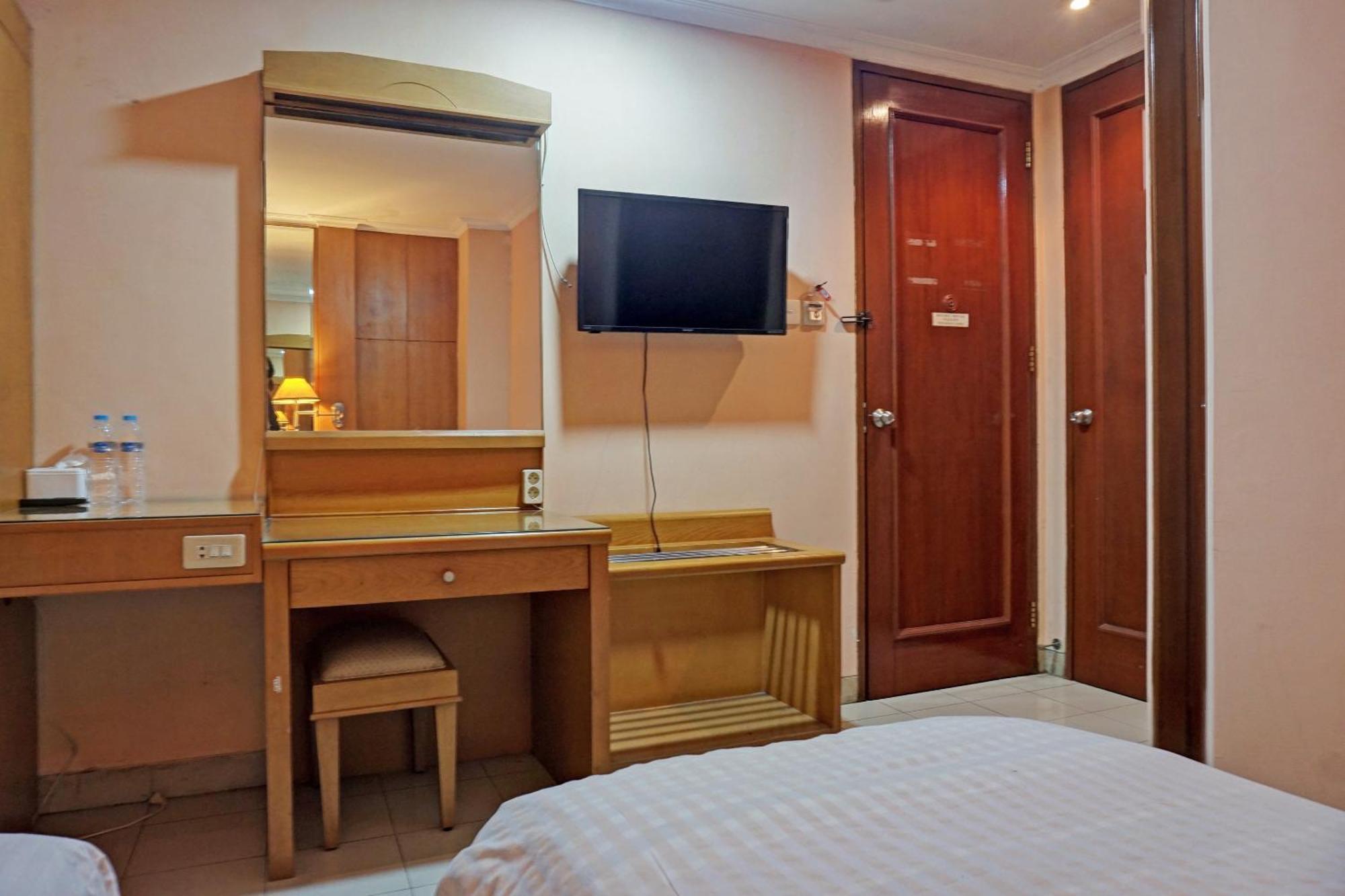 Oyo 671 Hotel Capitol จาการ์ตา ภายนอก รูปภาพ