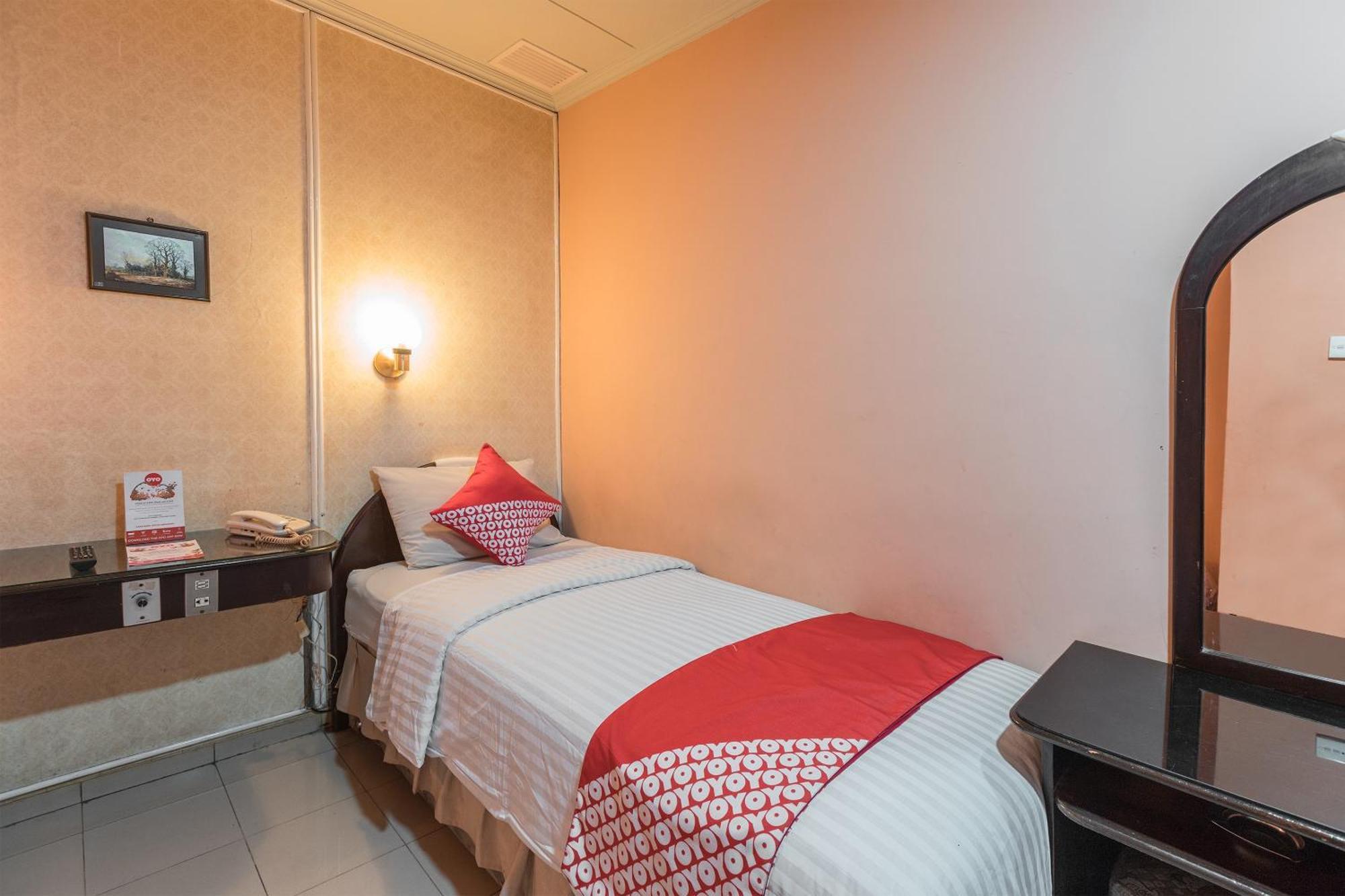 Oyo 671 Hotel Capitol จาการ์ตา ภายนอก รูปภาพ