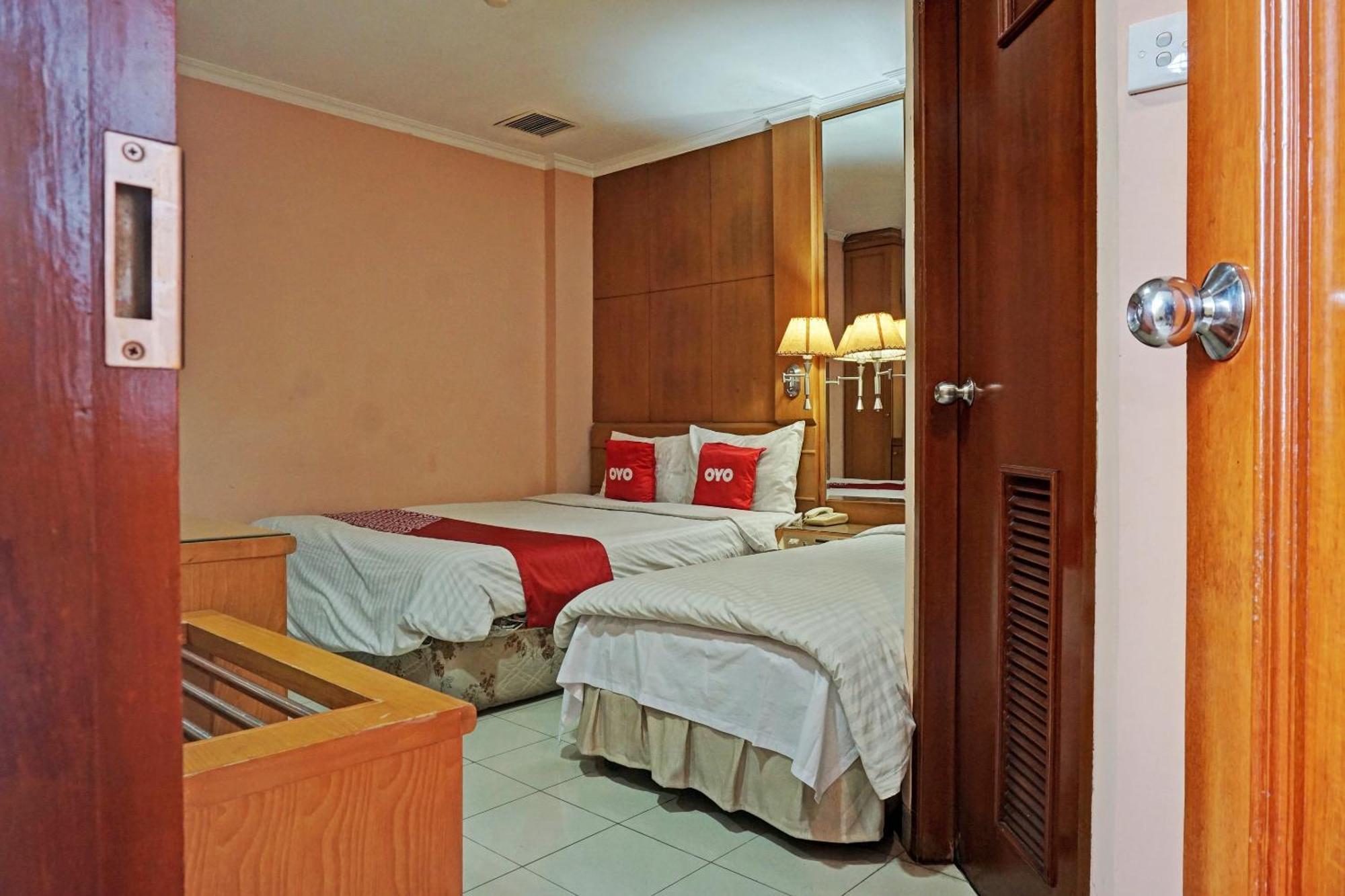 Oyo 671 Hotel Capitol จาการ์ตา ภายนอก รูปภาพ